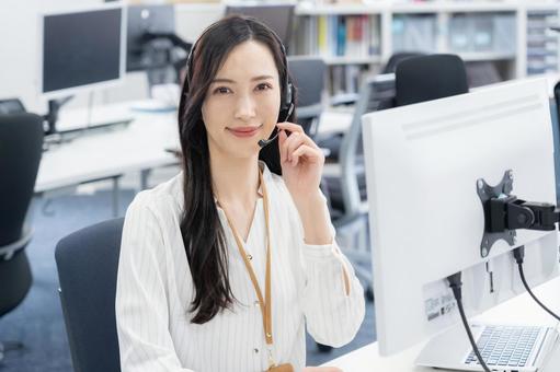 コールセンターで働く女性オペレーター コールセンターで働く女性オペレーター オペレーター,コールセンター,女性の写真素材