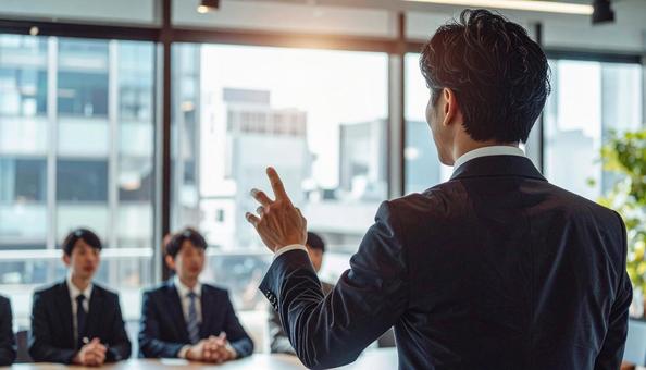 プレゼンテーションをするビジネスマン プレゼンテーションをするビジネスマンの写真