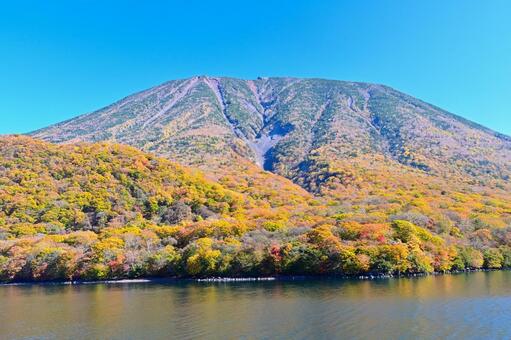 奥日光の紅葉（中禅寺湖、男体山） 紅葉,秋,風景の写真素材