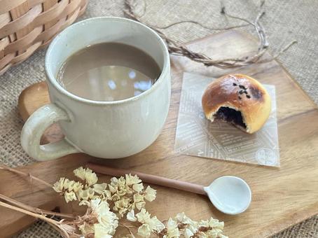 カフェオレとミニあんぱん カフェオレ,コーヒー,あんぱんの写真素材