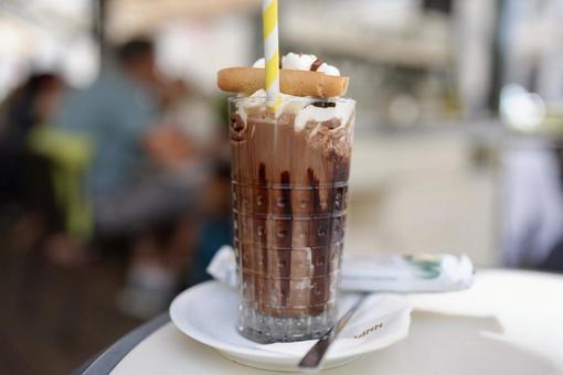 アイスチョコレートドリンクのあるひととき アイスチョコレートドリンクのあるひととき アイスチョコレートドリンク,チョコレート,カフェの写真素材