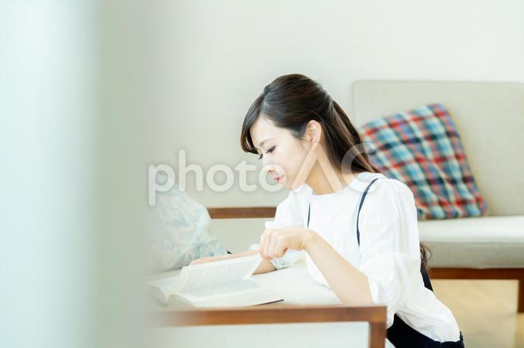 読書をする若い女性 若い女性,読書,笑顔の写真素材