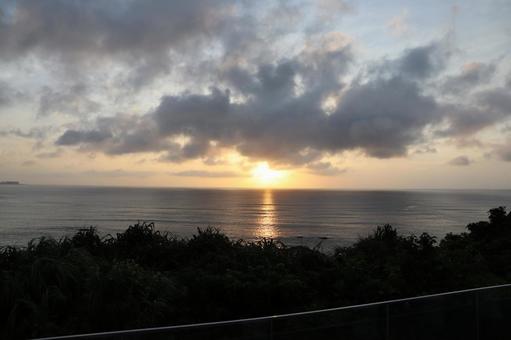 夕日 夕日 沖縄,ハレクラニ,夕日の写真素材