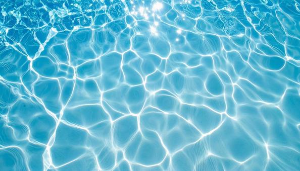 光を受けた水面のキラキラ 光を受けた水面のキラキラの写真