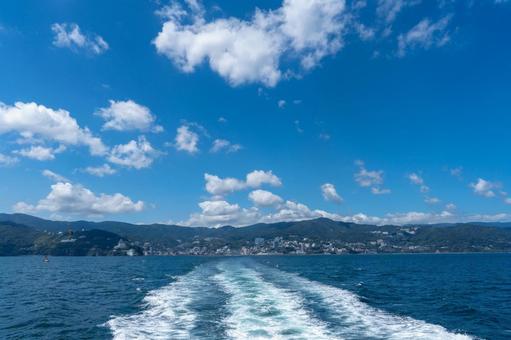 熱海を後にする航路 熱海を後にする航路 初島,海,船の写真素材