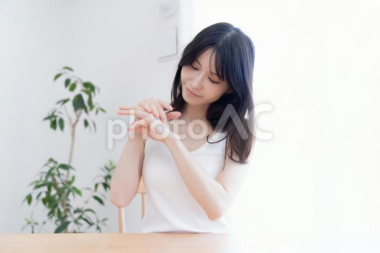 手に触れる女性 指,ハンドケア,化粧水の写真素材
