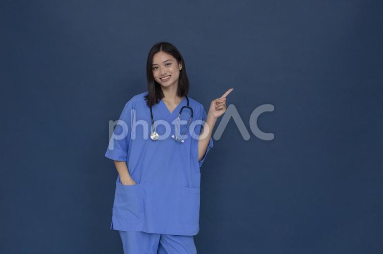 左を指差す女医2 女性,ブルー,女医の写真素材