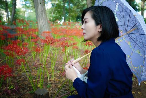 40：彼岸花を静かに眺める女性 彼岸花,ミステリアス,悲しげの写真素材