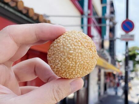 横浜中華街のごま団子 団子,中華,中華料理の写真素材