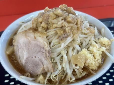 背脂と野菜が山盛りの二郎系ラーメン 背脂と野菜が山盛りの二郎系ラーメン ラーメン,二郎系,背脂の写真素材