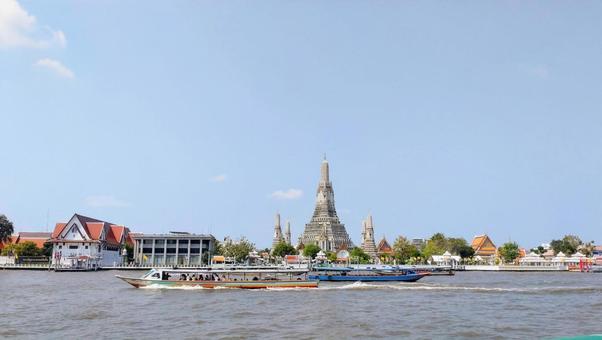 チャオプラヤ川越しの寺院 タイ,バンコク,チャオプラヤ川の写真素材