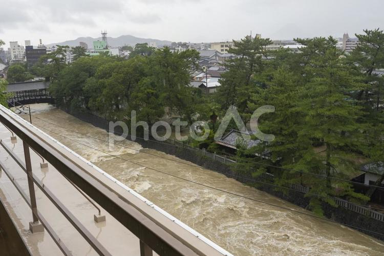 四国の大雨での凄まじい濁流 台風,低気圧,土砂降りの写真素材