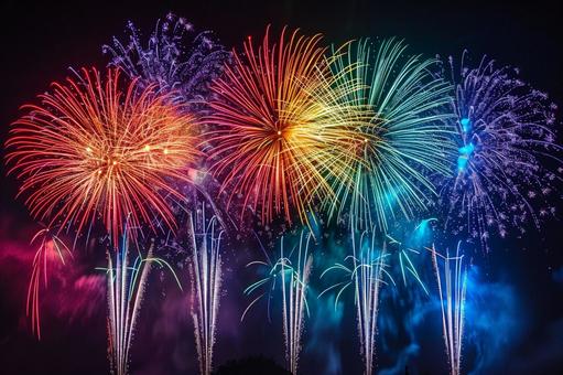 色とりどりの花火が輝く夏の夜 色とりどりの花火が輝く夏の夜の写真