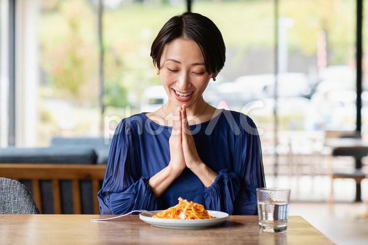 カフェで昼食を食べるミドルの女性 女性,日本人,ミドルの写真素材