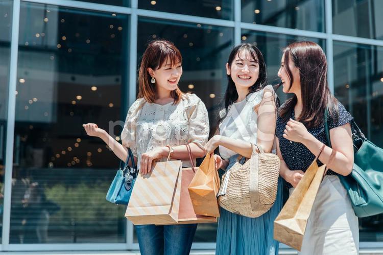 ショッピングを楽しむ女性たち ショッピング,買い物,セールの写真素材