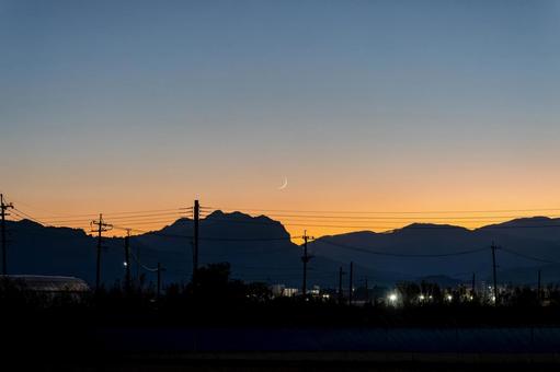 山の向こうに見える夕焼け 月,三日月,夕焼けの写真素材