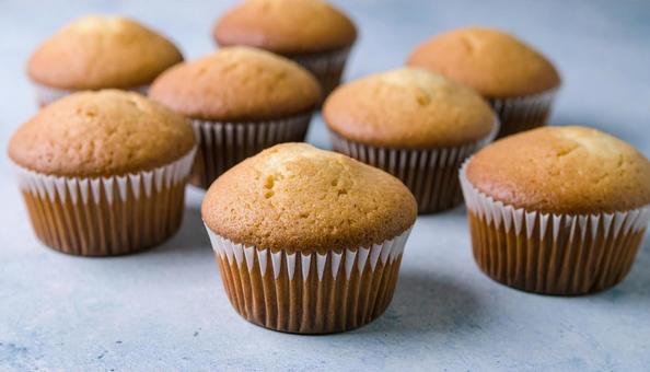手作りの焼き立てのカップケーキの写真