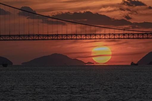 微妙にだるま夕陽 微妙にだるま夕陽 マリンライナー,夕日,夕焼けの写真素材