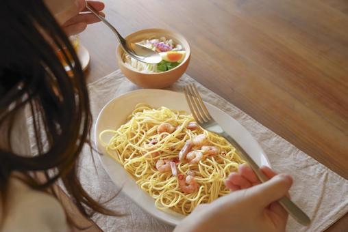 美味しそうなパスタを食べる女性 美味しそうなパスタを食べる女性 パスタ,スパゲッティ,イタリアンの写真素材