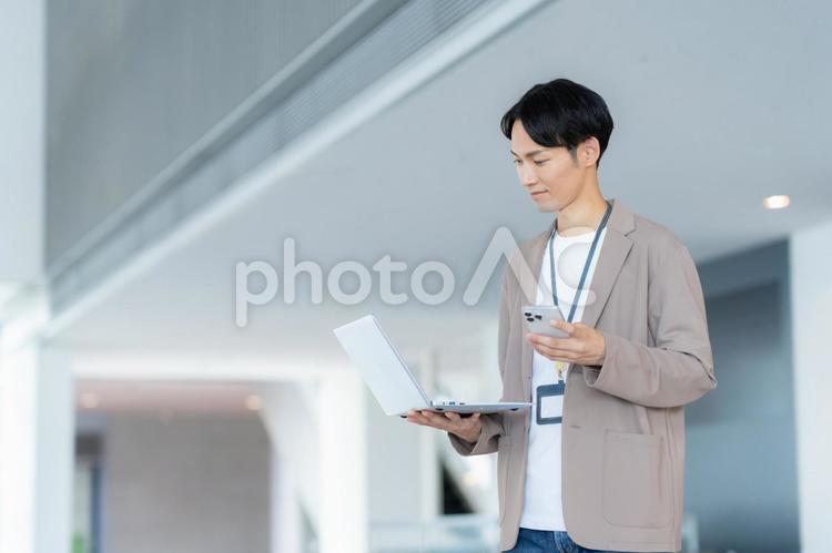 オフィスで働くエンジニア ビジネス,エンジニア,オフィスの写真素材