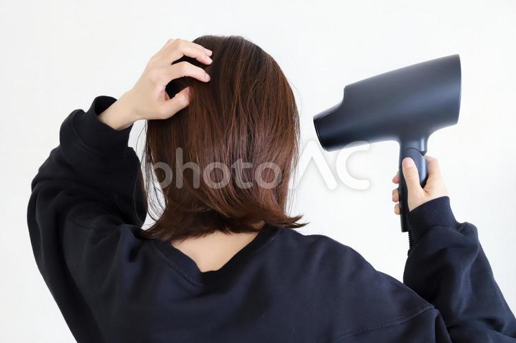 ドライヤーで髪を乾かす女性 ドライヤー,乾かす,髪の毛の写真素材