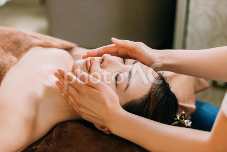 フェイシャルエステを受ける女性 女性,人物,エステの写真素材