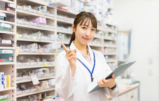 薬剤師・医療スタッフの女性 薬剤師・医療スタッフの女性 女性,薬剤師,薬局の写真素材