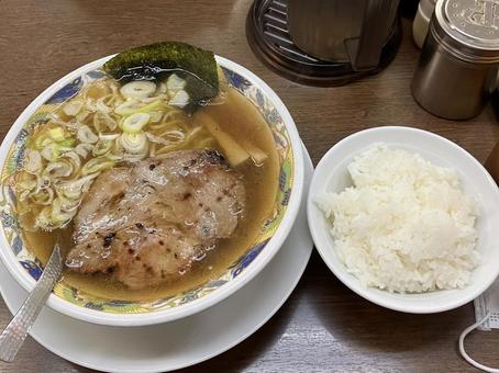 マグロラーメンと白ご飯 マグロ,ラーメン,白ごはんの写真素材