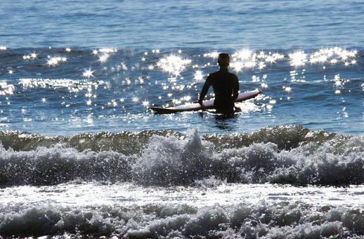 サーファーのシルエット サーファーのシルエット サーファー,サーフィン,海の写真素材
