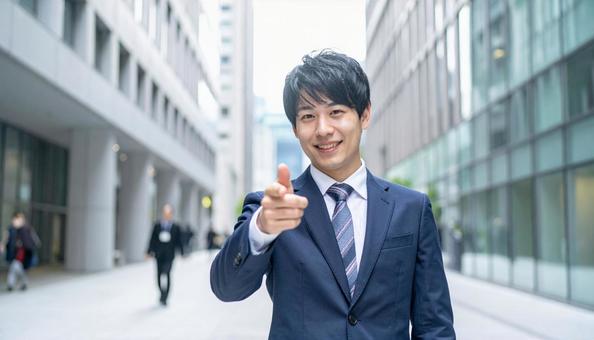指をさすビジネスマン 指をさすビジネスマンの写真