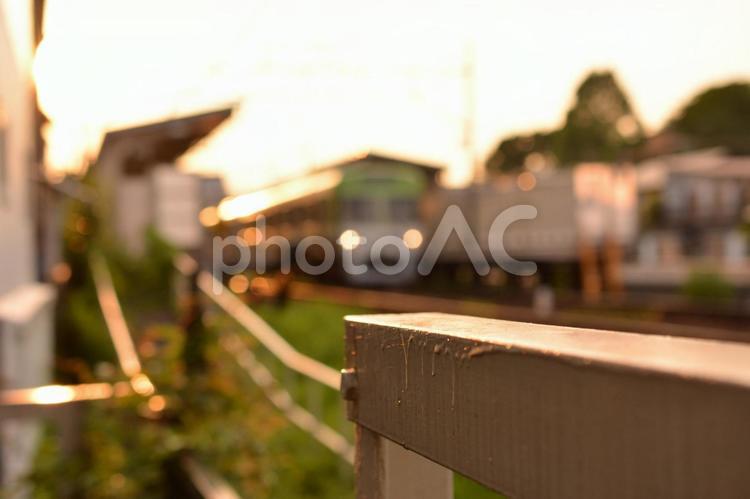 電車とホームと夕景 夕暮れ,夕方,電車の写真素材