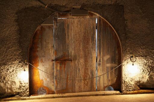 トンネル内の鉄扉 扉,鉄扉,トンネルの写真素材