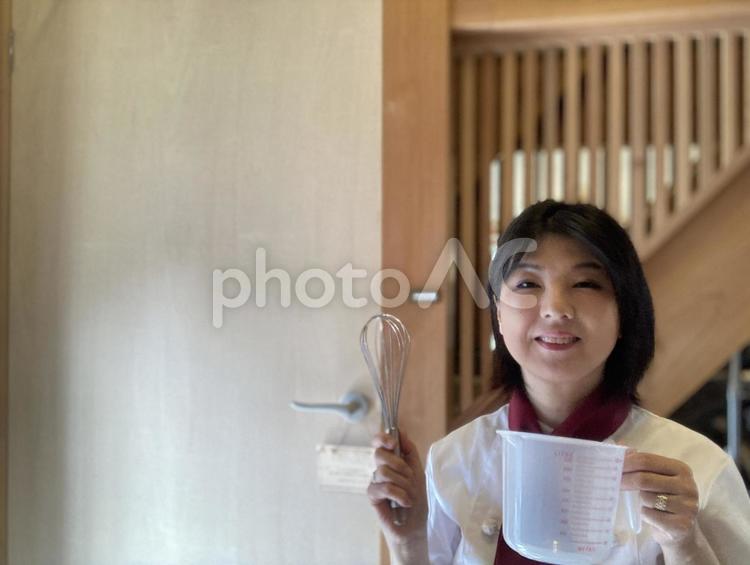 クッキング中の女性シェフ 女性シェフ,イタリア料理,フランス料理の写真素材