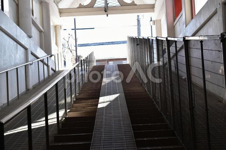 光の差す地下道からの階段 地下道,階段,網の写真素材