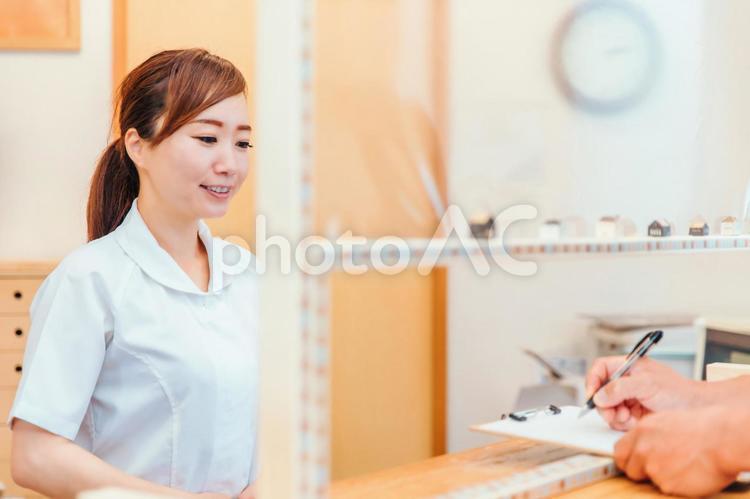 受付パーテーションと医療スタッフ 受付,歯医者,歯科医院の写真素材