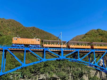 トロッコ列車と青い橋 トロッコ列車と青い橋 富山,黒部,列車の写真素材