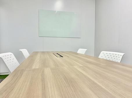 ホワイトボードが備え付けられた会議室 ホワイトボードが備え付けられた会議室 ビジネス,仕事,デスクの写真素材