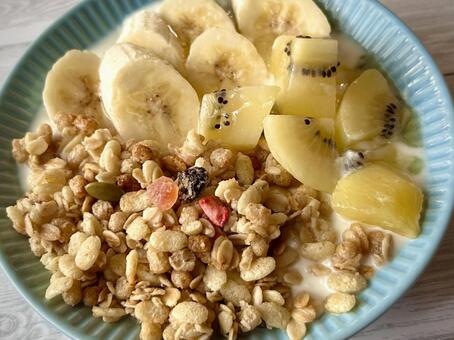 バナナとキウイのヨーグルトグラノーラ 朝食,果物,シリアルの写真素材