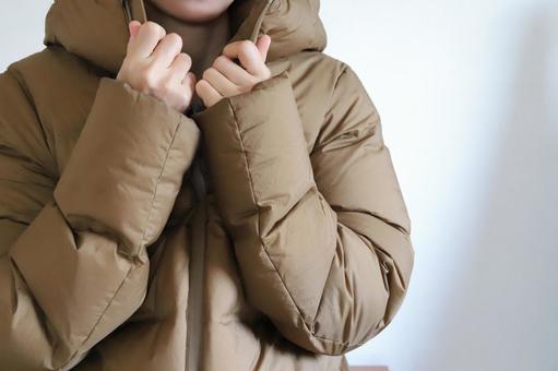 ダウンジャケットを着た女性 ダウン,ダウンジャケット,女性の写真素材