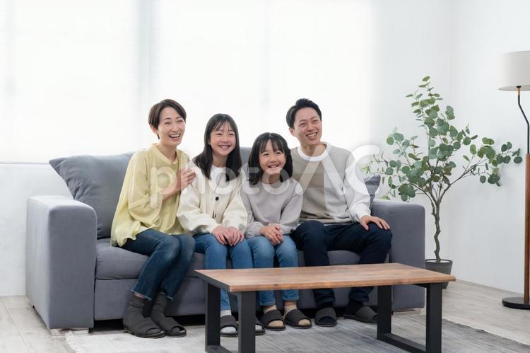 家族のポートレート リビング,男性,女性の写真素材