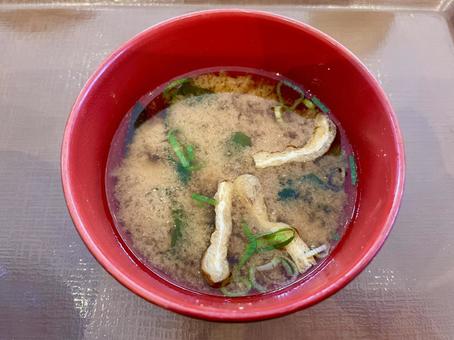 定食の味噌汁 定食の味噌汁の写真