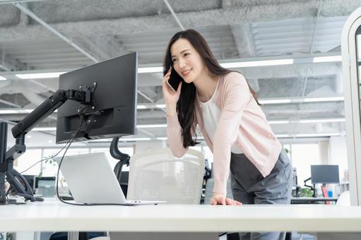 オフィスカジュアルの若い女性エンジニア オフィスカジュアルの若い女性エンジニア ビジネス,オフィス,エンジニアの写真素材