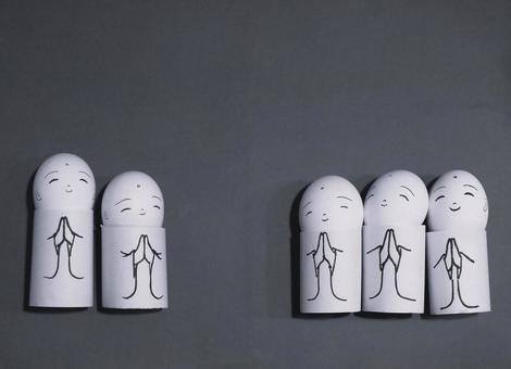 背景がグレイの5人のお地蔵様 お地蔵様,拝む,人形の写真素材