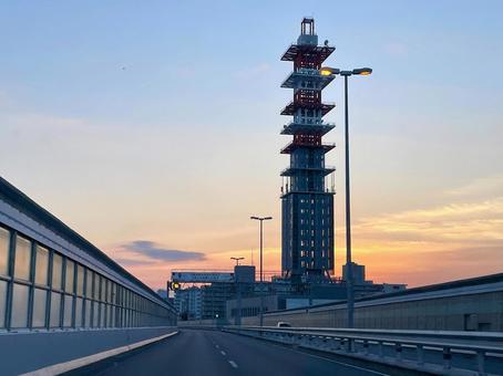 阪神高速守口線から見えるNTTビルと日没 阪神高速守口線から見えるNTTビルと日没 阪神高速守口線,阪神高速,日没の写真素材