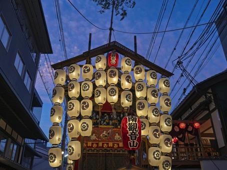 夕暮れに輝く南観音山 夕暮れに輝く南観音山 祇園祭,南観音山,夕暮れの写真素材
