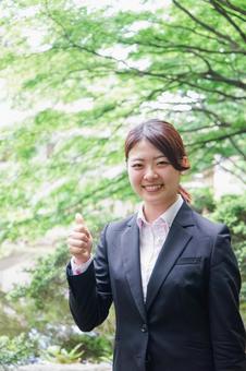 グッドサインをする若いビジネスウーマン グッドサインをする若いビジネスウーマン 指を立てる,仕事,女の写真素材