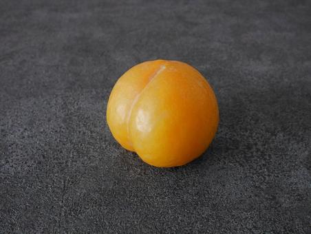 日本の黄色いプラム「峰満イエロー」1個 日本の黄色いプラム「峰満イエロー」1個 峰満イエロー,イエロープラム,プラムの写真素材