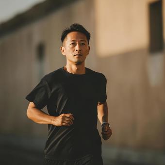 走るポジティブな雰囲気の日本人男性 走るポジティブな雰囲気の日本人男性の写真