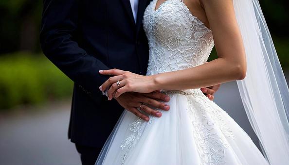 結婚式の日本人の新郎新婦 手を取り合う 結婚式の日本人の新郎新婦 手を取り合うの写真