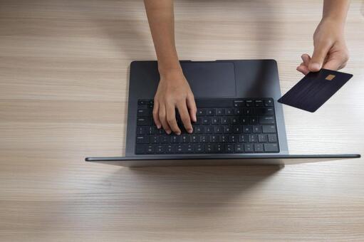 ノートパソコンとクレジットカード オンライン決済,クレジットカード,ノートパソコンの写真素材